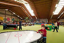 Bild von Halle mit verschiedenen Aktivitäten